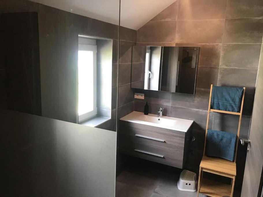 Huis Met Zonneterras, Tuin En Panoramisch Uitzicht Wellin Εξωτερικό φωτογραφία